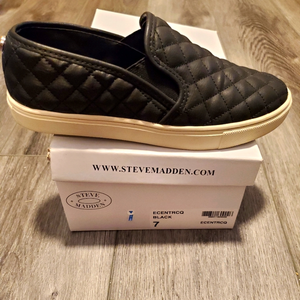 Steve Madden ECENTRCQ slip ons.  Black. Size 7.